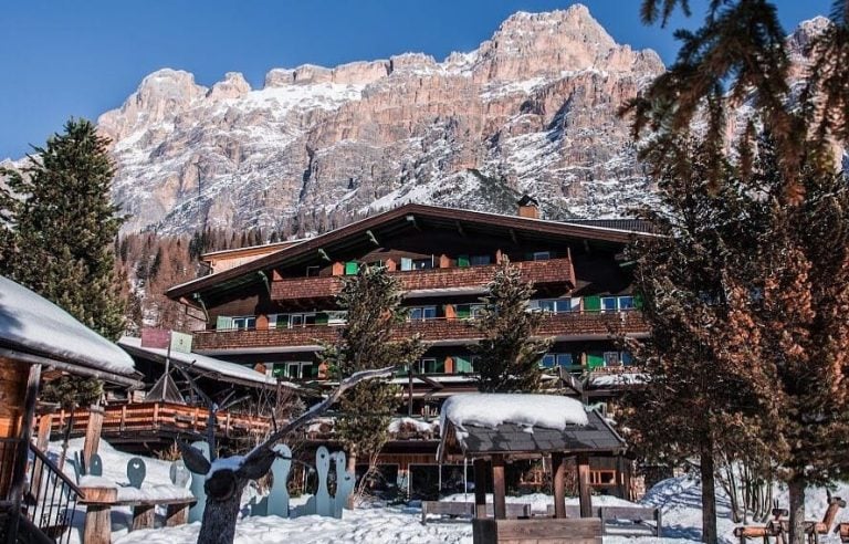 Ciasa Salares innevata con le Dolomiti sullo sfondo||Un piatto di Simone Nardoni