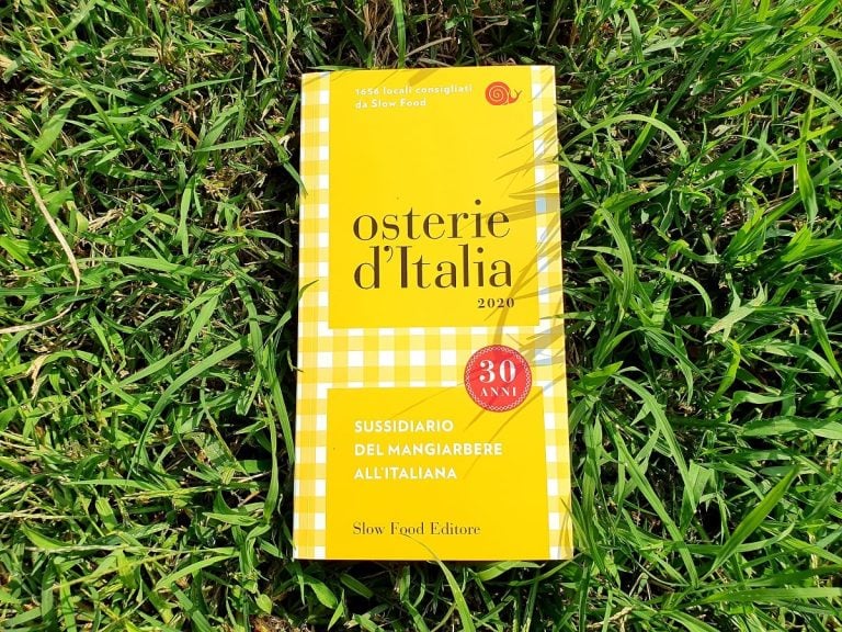 La guida Osterie d'Italia 2020 su un prato verde|La guida Osterie d'Italia 2020