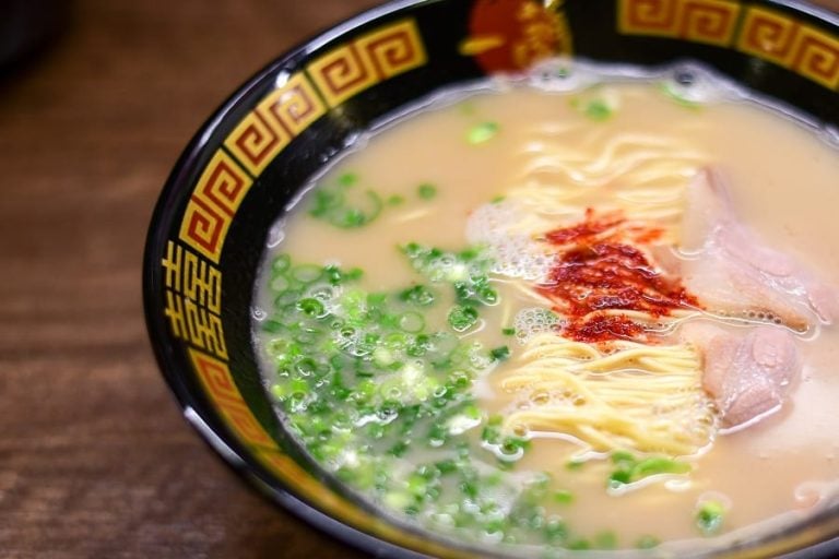 Una ciotola di ramen con noodles