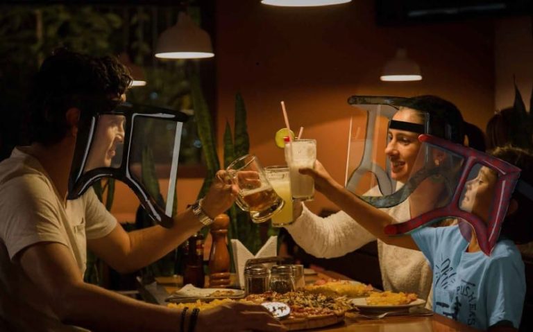 Rendering mashcere protettive al ristorante|rendering maschere protettive ristorante|||