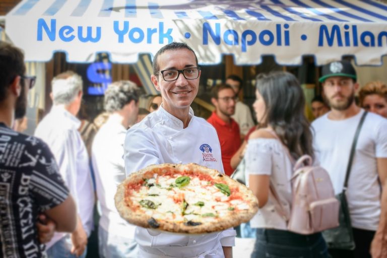 Gino Sorbillo presenta una pizza Margherita davanti a una delle sue pizzerie|La marinara di Gino Sorbillo