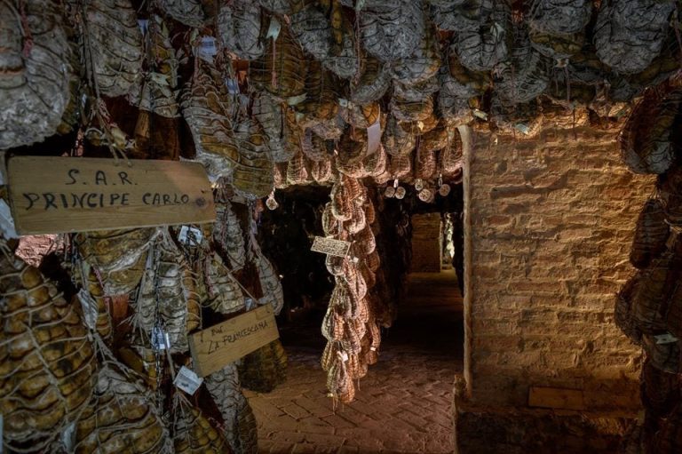 La sala di affinamento dei culatelli di Zibello di Antica Corte Pallavicina||Mauro Colagreco raccoglie pomodori nell'orto del Mirazur