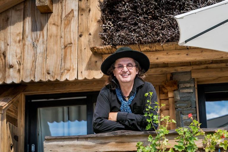 Marc Veyrat affacciato sul balcone in legno del suo ristorante a Manigod|San Edelman con il pollo fritto del suo KFC di Alice Springs|La tavola di Marc Veyrat a La Maison de Bois