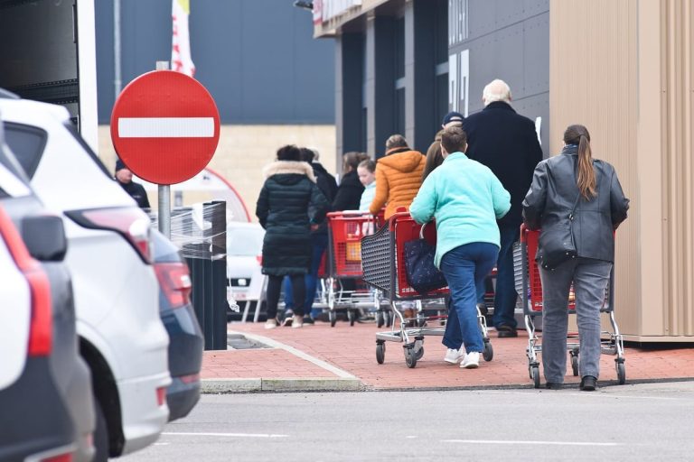 Coda all'ingresso di un supermercato|interfaccia dell'app dovefila