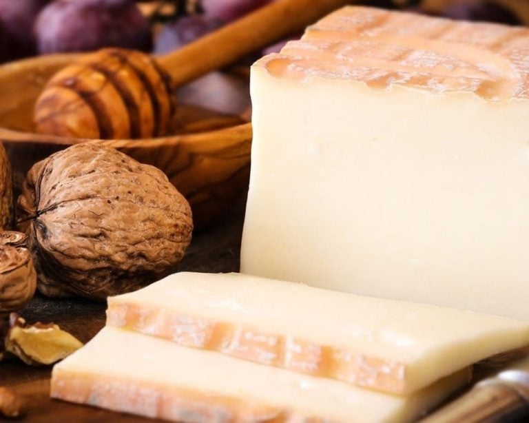||Lo Strachitunt|Una forma di Strachitunt dopo la stagionatura|La Vastedda del Belice|La robiola di Roccaverano tagliata a spicchi