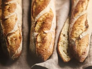 Tre filoni di pane su un tovaglia di lino grezzo|||Il cortile di Riccardo Barthel a Firenze|