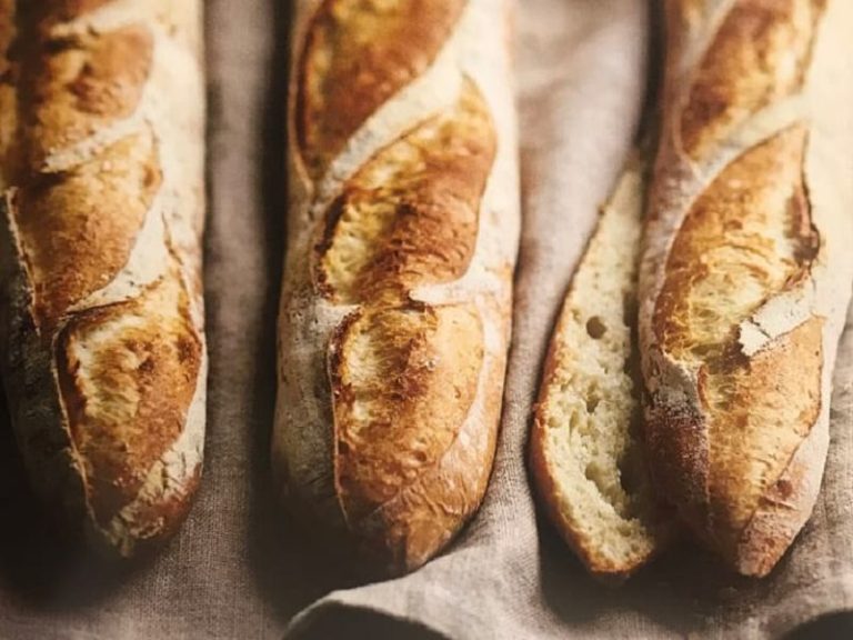 Tre filoni di pane su un tovaglia di lino grezzo|||Il cortile di Riccardo Barthel a Firenze|