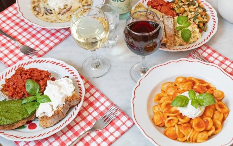Tavola apparecchiata con piatti di pasta