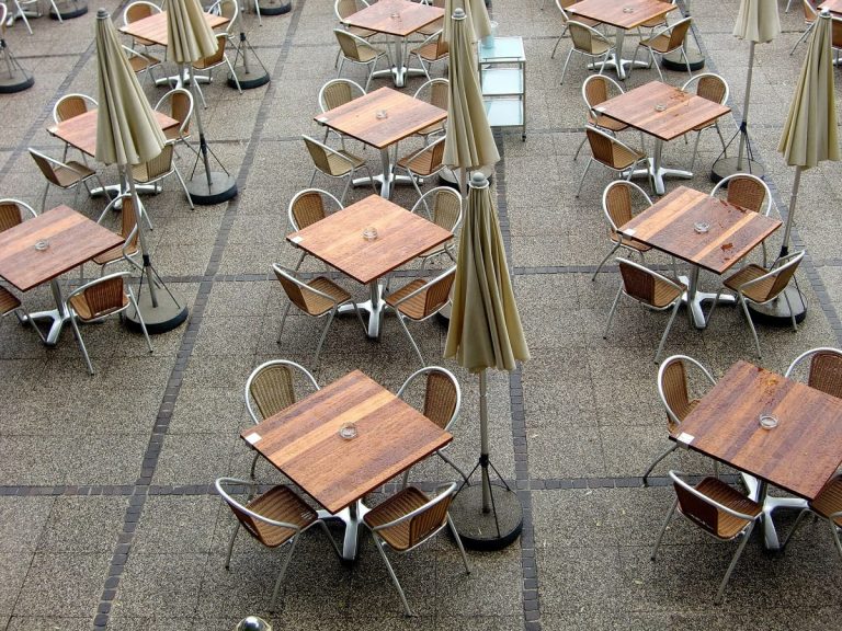 Tavoli di un ristorante all'aperto