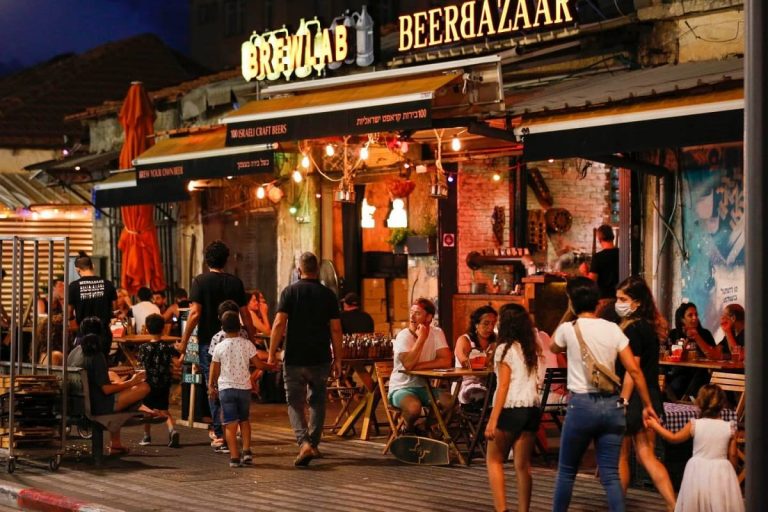 Un ristorante aperto a Tel Aviv|Il dehors di un bar aperto a Tel Aviv