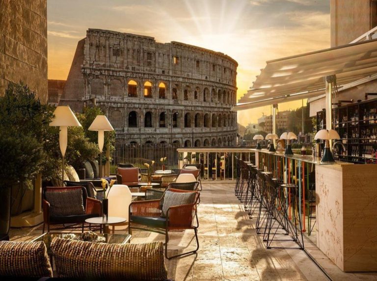 Vista sul Colosseo al The Court|Mario Farulla al banco|Martini al The Court|Matteo Zed al banco