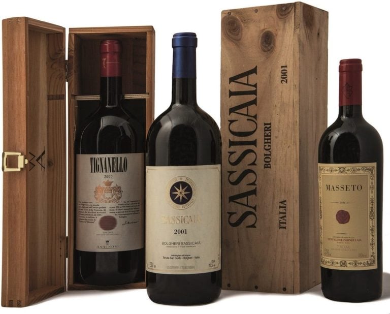 bottiglie di sassicaia e masseto|Vini all'asta|Uomo batte all'asta una bottiglia di vino