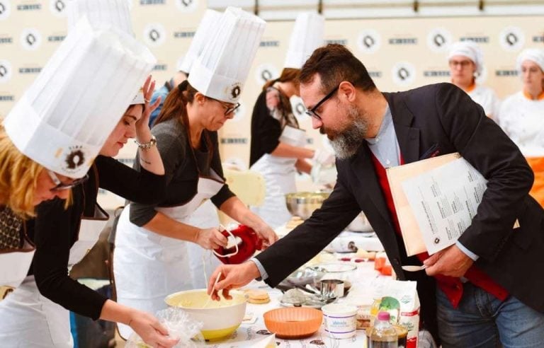 La giuria della Tiramisù World Cup al lavoro|Scheda di valutazione della Tiramisù World Cup|Tiramisù