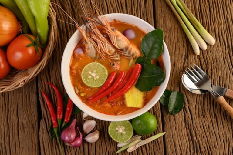 Tom yum goong|Thai SELECT|Massaman curry|Som Tam|Thai Dessert- Mango with sticky rice|Thai SELECT Certificati ristoranti|Thai SELECT certificato prodotti|||La squadra vede in cucina con Vito Mollica