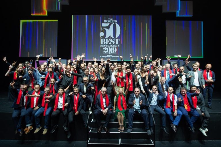 Tutti gli chef della World's 50 Best Restaurants 2019 sul palco di Singapore