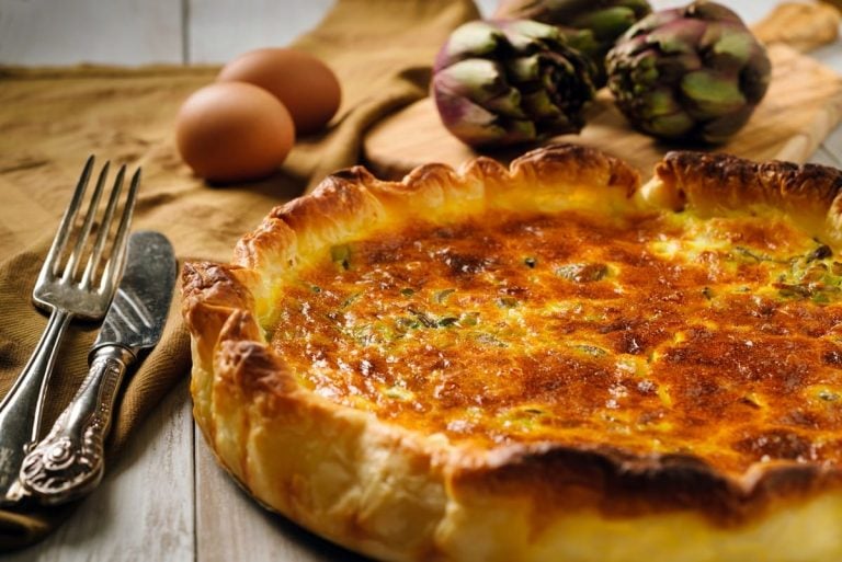 torta salata di sfoglia e carciofi|erbazzone|torta al testo con cicoria e salsiccia|casatiello|quiche Lorraine|torta di pasta sfoglia con ricotta e spinaci|tiella di Gaeta con polpo