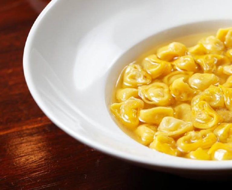 Un piatto di tortellini in brodo|La sfoglia con il ripieno porzionato per la preparazione dei tortellini