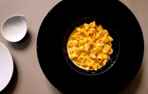 al pappagallo ppiatto di tortellini goccia d'oro|al pappagallo la sala|al pappagallo la mise en placcec|al pappagallo piatto di fettuccine|al pappagallo l'insegna da fuori|Al Pappagallo ristorante Bologna