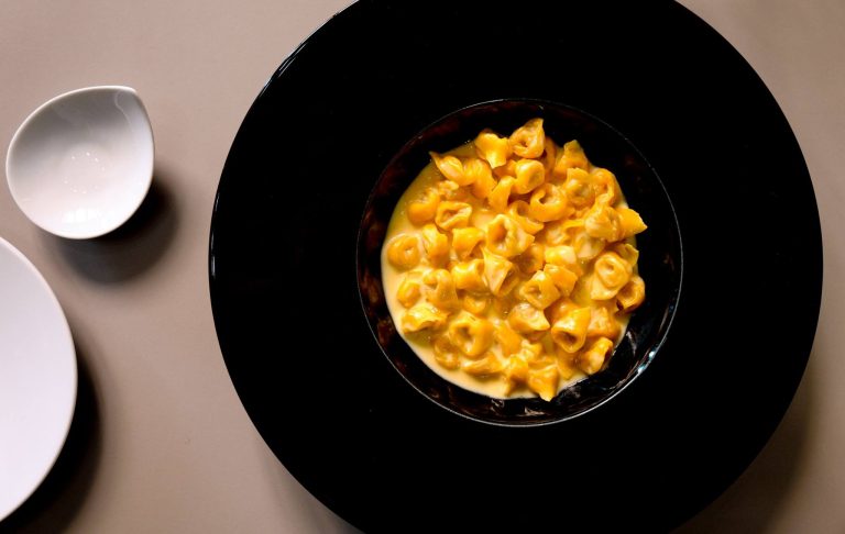 al pappagallo ppiatto di tortellini goccia d'oro|al pappagallo la sala|al pappagallo la mise en placcec|al pappagallo piatto di fettuccine|al pappagallo l'insegna da fuori|Al Pappagallo ristorante Bologna