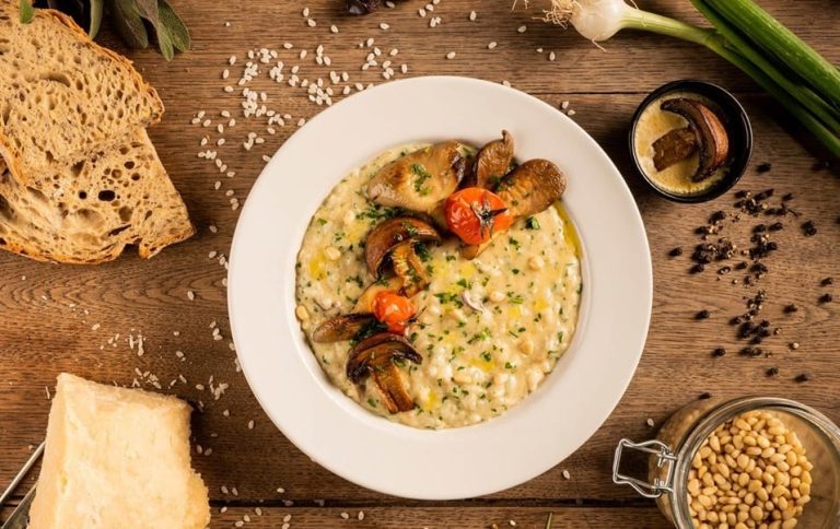 Trattino a Lione: un piatto di risotto con i funghi con gli ingredienti per realizzare il piatto|Una crostata con la marmellata di albicocche|I due fratelli proprietari di Trattino