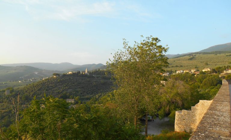 Trebbiano SPoletino e Trevi|Un'immagine di Trevi|deGusto: l'innsegna della manifestazione|La tovaglietta del bancoo d'assaggio degusto|Trebbiano|Trebbiano uva