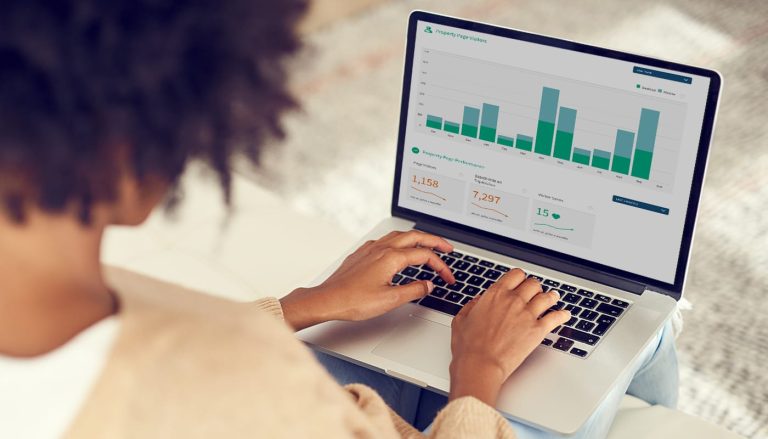 Donna davanti a un pc consulta le statistiche di TripAdvisor|
