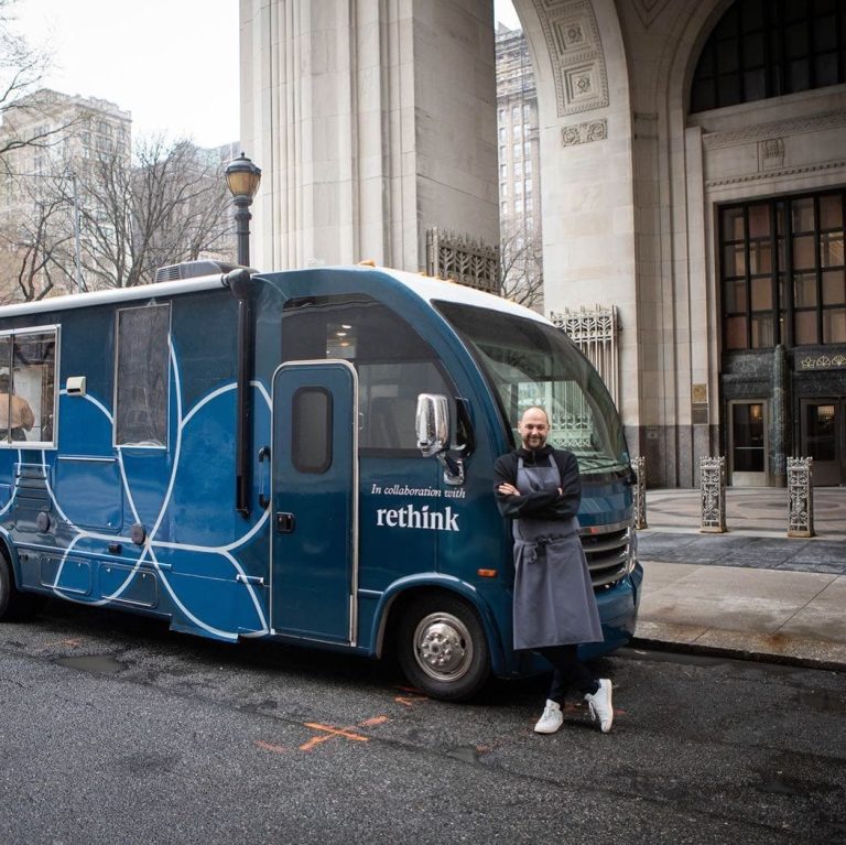 Daniel Humm e l'Eleven Madison truck|Pasti caldi da consegnare|Daniel Humm prepara pasti gratuiti