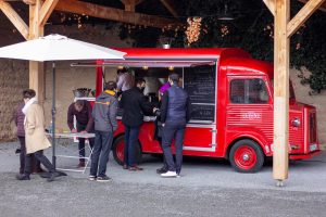 Il food truck di Troisgros|L'hot mazz di Alexandre Mazzia|Alexandre Mazzia e la sua squadra|Preparazione del truck di Anne-Sophie Pic|Il food truck di Emmanuel Renaut|Il menu del giorno al truck di Troisgros