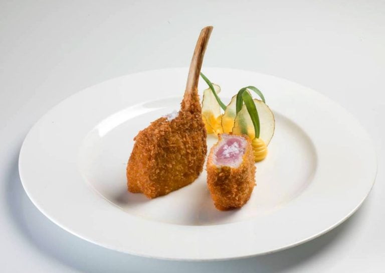 La costoletta di Trussardi alla Scala|La costoletta di di Gualtiero Marchesi|La costoletta di Al Matarel|La costoletta di Al Garghet|La costoletta di Pont de Ferr|La costoletta di Ratanà|La costoletta di Osteria dei Binari|Costoletta di D'O|La costoletta di Bulgari di Niko Romito|La costoletta di Daniel|La costoletta di Trattoria del Nuovo Macello|La costoletta di Da Vittorio|La costoletta di Cracco