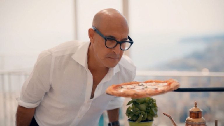 Stanley Tucci con la pizza|mantis ROma|mantis ROma|mantis ROma|mantis ROma|mantis ROma|mantis ROma|mantis ROma