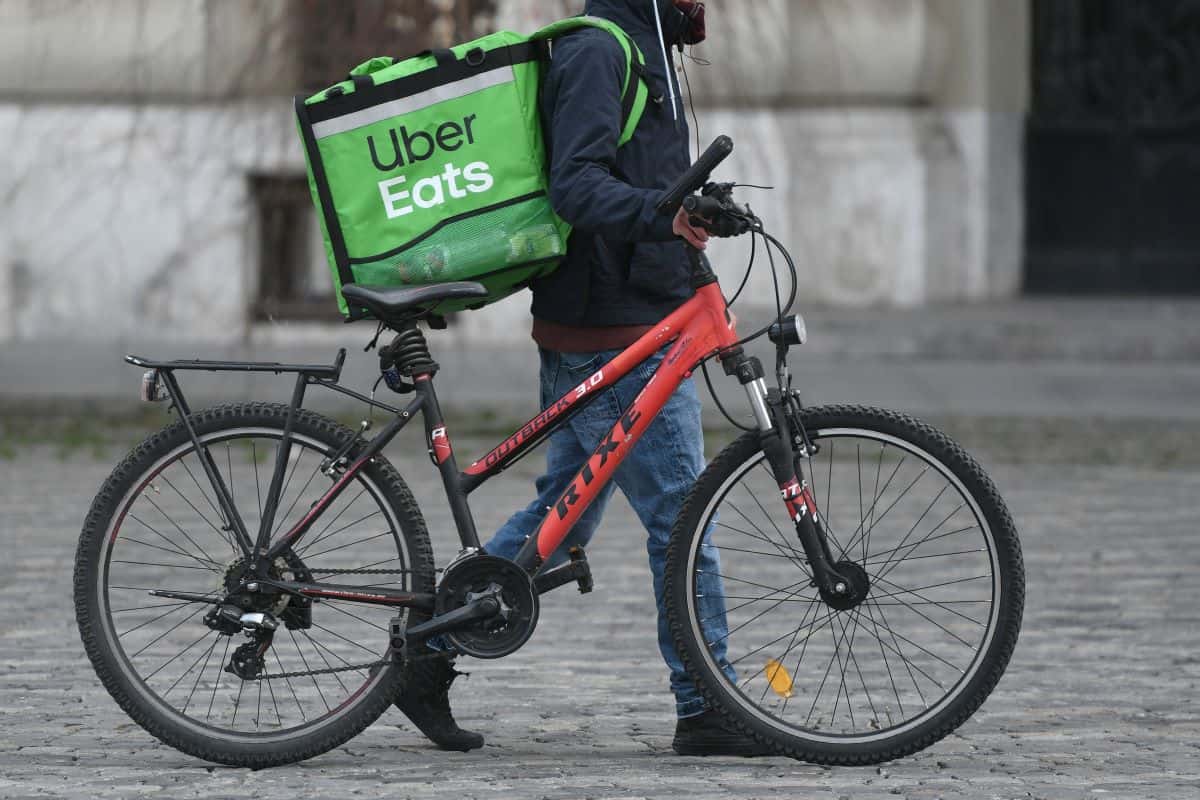 Due giovani truffano per anni Uber Eats: rubati oltre 2 milioni grazie al cibo venduto a metà prezzo