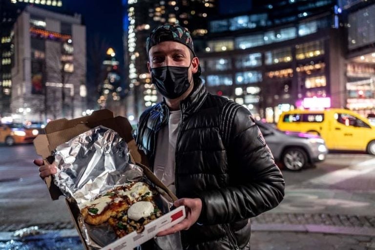 Gabriele Lamonaca con la sua pizza|Baratto della pizza con pasta|Il momento del baratto|La pizza di Gabriele Lamonaca