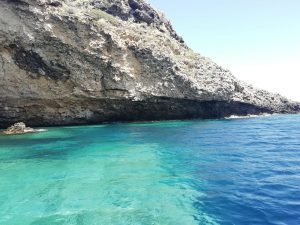 Ustica una vista di ua grotta|Ustica