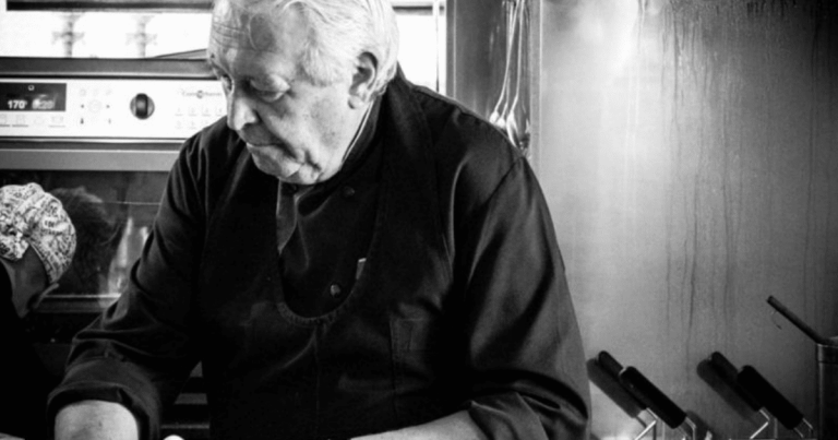 Ritratto di Paolo Vai in cucina in bianco e nero