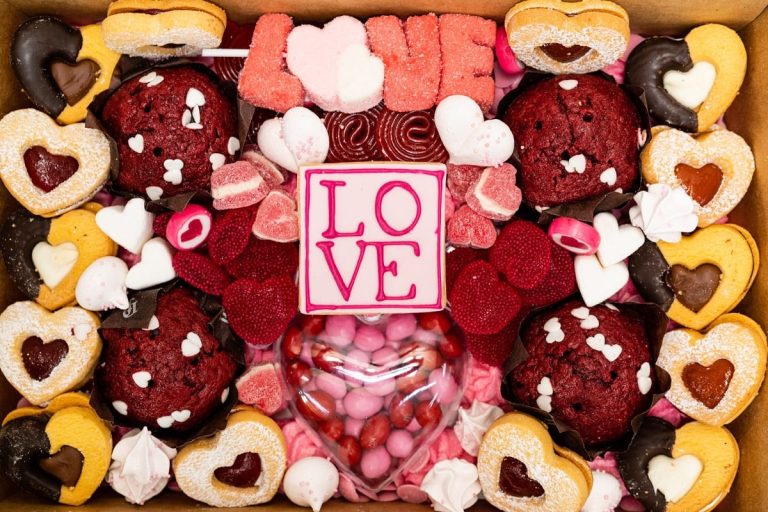 La Eat me Box di San Valentino dell'Enoteca La Torre|Kit per biscotti di San Valentino|Il dolce SanValentino di Olivieri|Tony Bear|Lui & lei cioccolato di Peck|L'Amour Collection Le Creuset|I cocktail ready to drink di Nio|Cena romantica