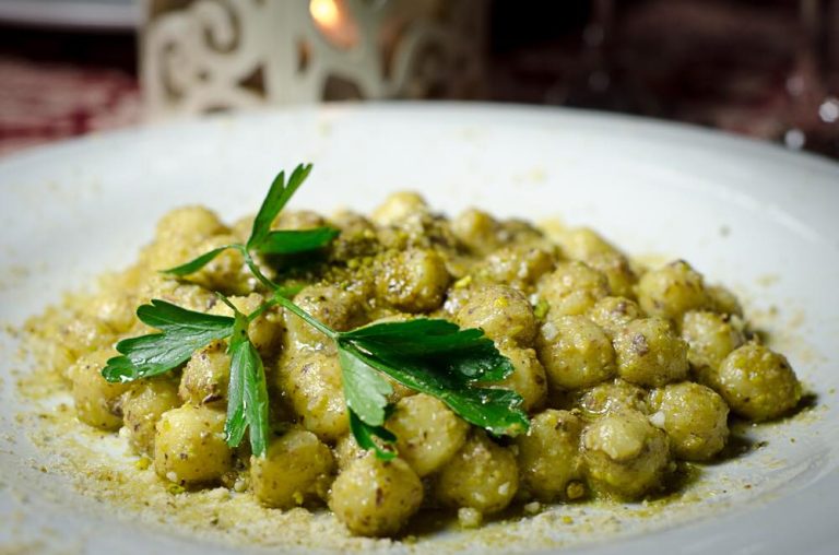 Un piatto di gnocchi con pesto vegetale|vegan