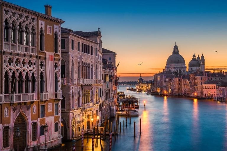 Canal Grande al tramonto con vista sulla Basilica di Santa Maria della Salute a Venezia|I caffè della torrefazione Cannaregio nelle teche