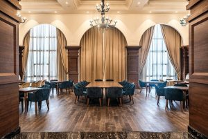 Stefano Ciotti chef in Qatar|Cucina italiana in Qatar: Veritas a Doha nell'hotel Al Messila Resort & Spa della Luxury Collection|Pearl monument sul lungomare di Doha con skyline sullo sfondo|Stefano Ciotti ritratto in giacca da chef nel suo ristorante Nostrano|l'aperitivo romagnolo di Stefano Ciotti