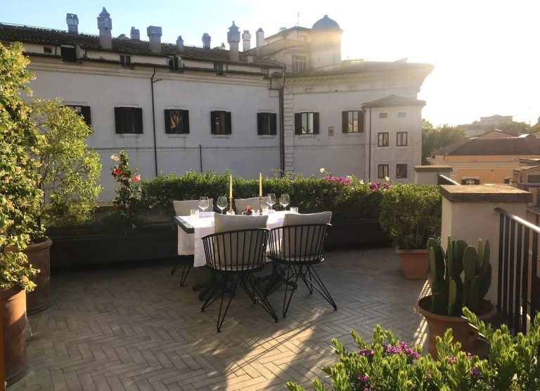 Tavolo in terrazza all'Hotel Vilòn|Tavolo in terrazza all'hotel Vilòn|Un cameriere sistema i fiori nel patio dell'Hotel Vilon|Colazione in terrazza all'Hotel Vilon||Un piatto di Gabriele Muro per Adelaide|