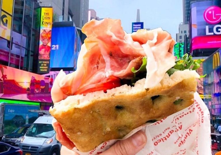 L'Antico Vinaio di Firenze a Times Square con la schiacciata al prosciutto||