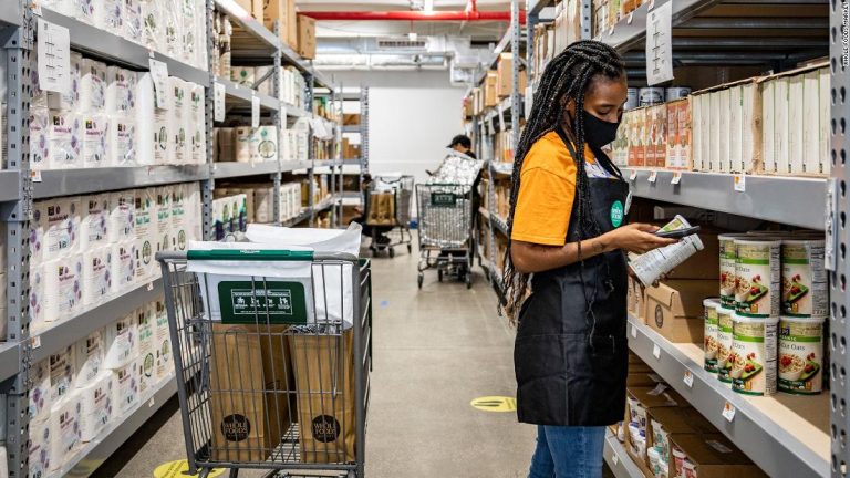 Tra gli scaffali del dark store di Whole Foods|Banchi refrigerati da Whole Foods|Industry City a Brooklyn