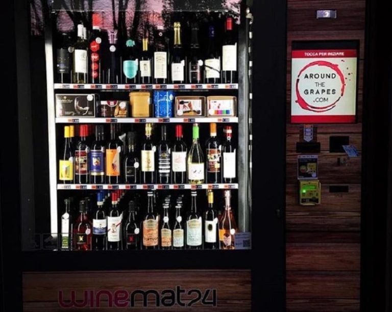 Un distributore automatico di vini di notte
