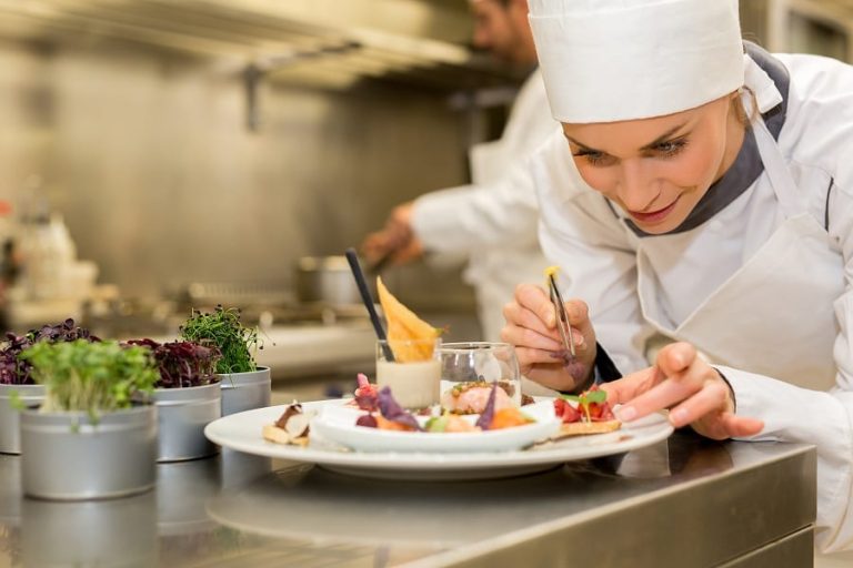 Una giovane chef in cucina|La cantina Mesa in Sardegna