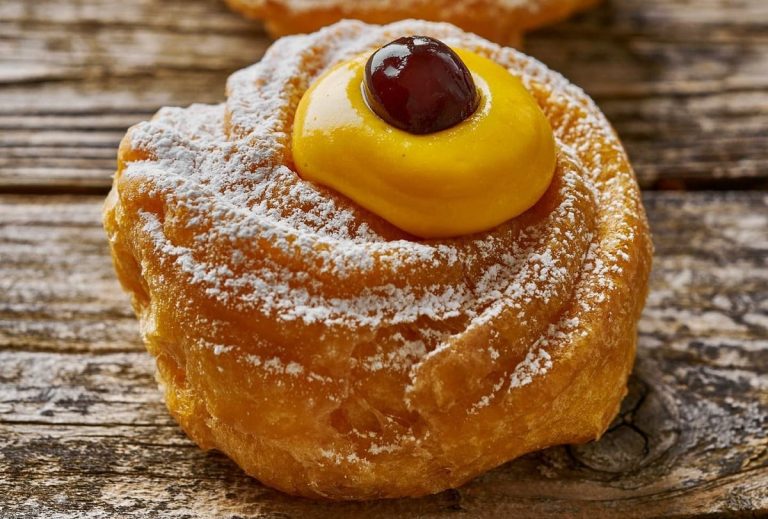 La zeppola di Regina di Quadri|La zeppola gigante di Martesana|Vassoio di zeppole|La zeppola di Pansa ad Amalfi