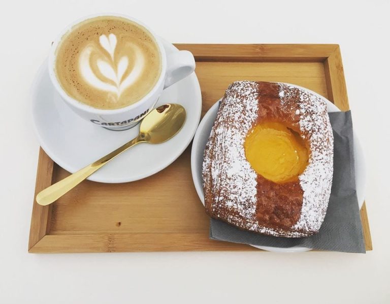 cappuccino e cornetto