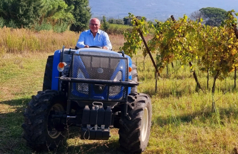 l'oncologo Paolo Ascerto in vigna sul suo trattore|l'oncologo Paolo Ascerto a un convegno. Ha deciso di riprendere in mano la vigna del nonno||L'oncologo Paolo Ascerto nella sua cantina|