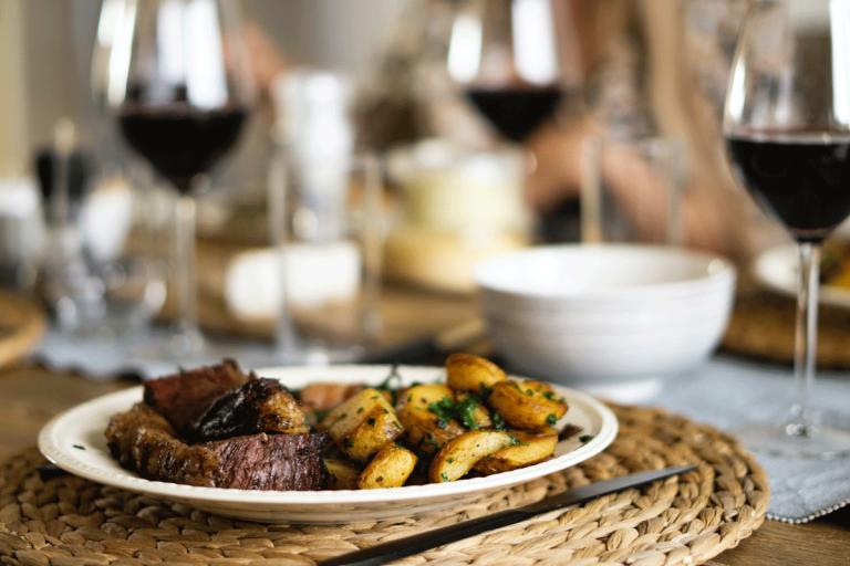 Carne al forno con patate e vino rosso dolce- foto di Paul Einerhand per Unsplash|Il Moscato d'Asti di Gianni-Doglia.|||Aleatico Lu di Zanchi|Vernaccia di Oristano Crannatza della Famiglia Orro|