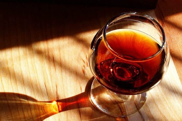 |133 Botti di Porto nella Graham e dietro la vetrata il ristorante Vinum|166 Museo Sandeman immagini del Don il logo della cantina di Porto|167169 Degustazione di Porto nella cantina Sandeman a Vilanova de Gaia