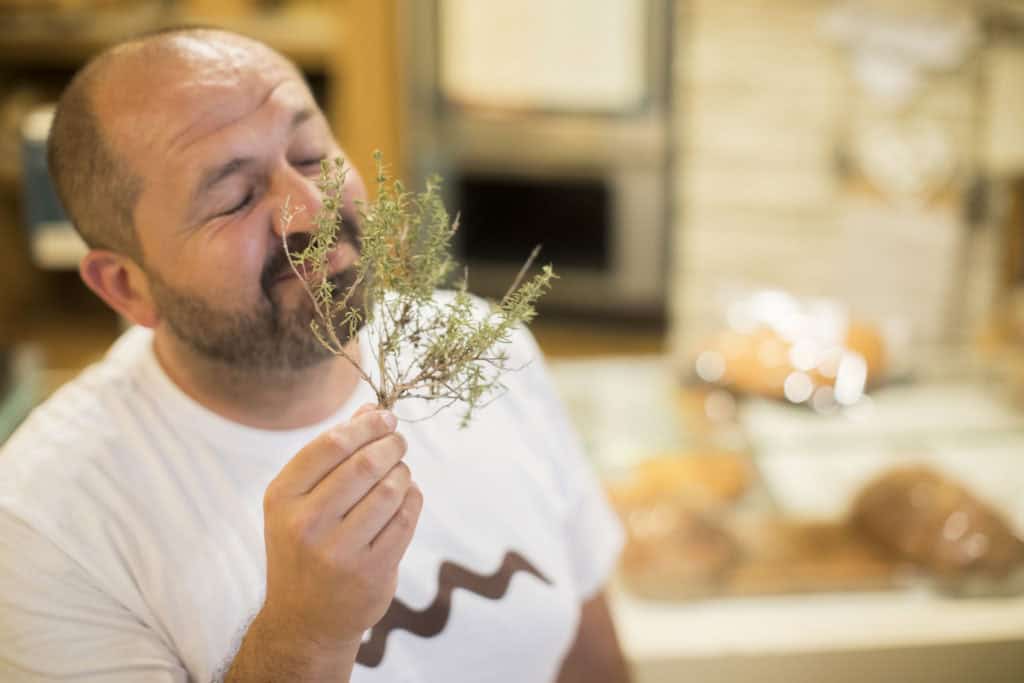 Il laboratorio va a fuoco ma riesce a rialzarsi: il fornaio del sud che produce un grande panettone