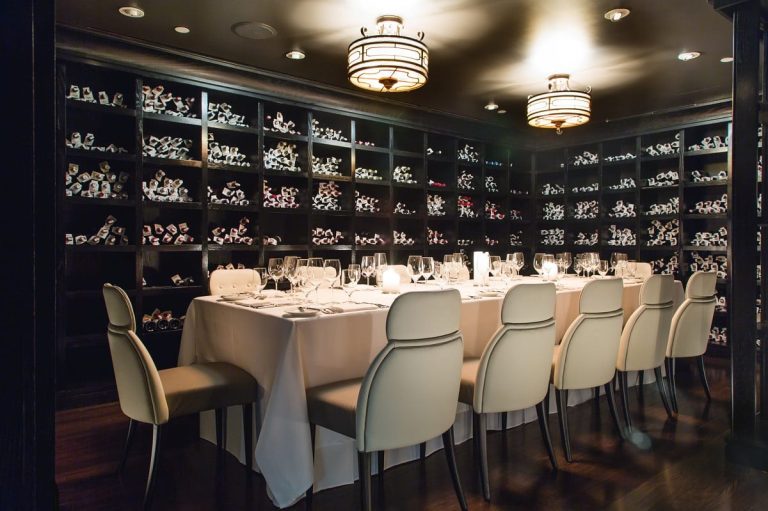 La cantina del ristorante Del Posto a New York|Joe Bastianich con calice|bastianich-vini
